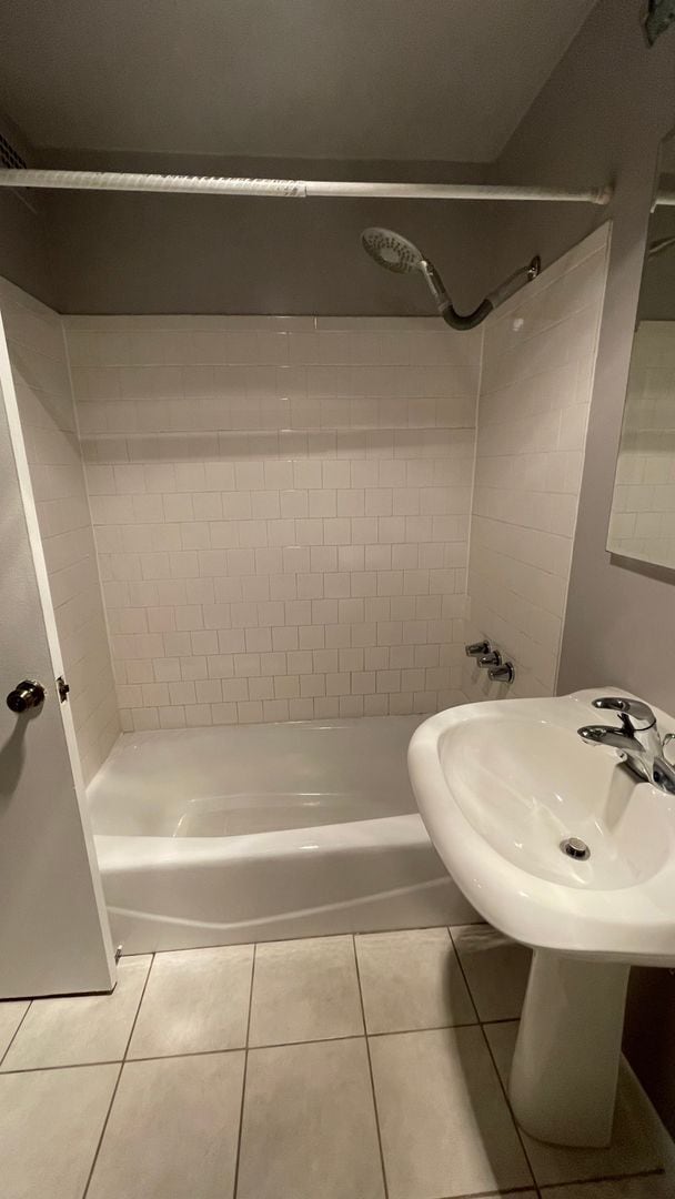 Building Photo - Nice 1 bedroom Condo in Gold Coast/Old Town