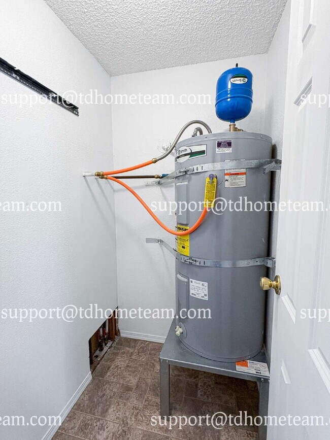 Building Photo - "Charming 2-Bed Retreat in Tacoma – Cozy 7...