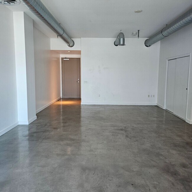 Building Photo - High Rise condo in the heart of the Arts D...