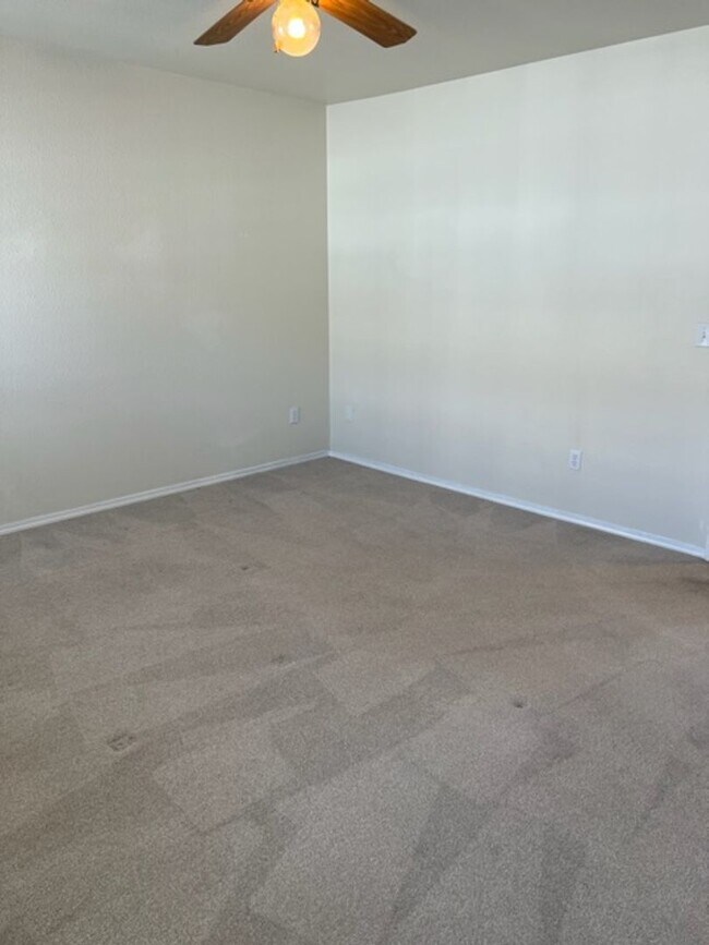 Building Photo - 3 Bedroom plus loft and Community Pool