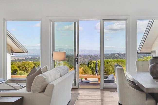 Building Photo - 6 Friars Ln