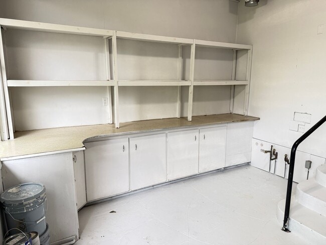 Building Photo - Huge 4 bedroom 2 bath house!