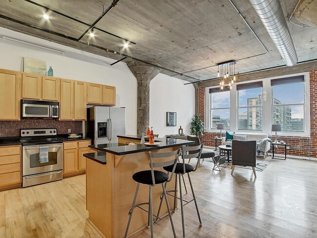 Building Photo - "Chic Urban Living: Spacious 2-Bedroom Ret...