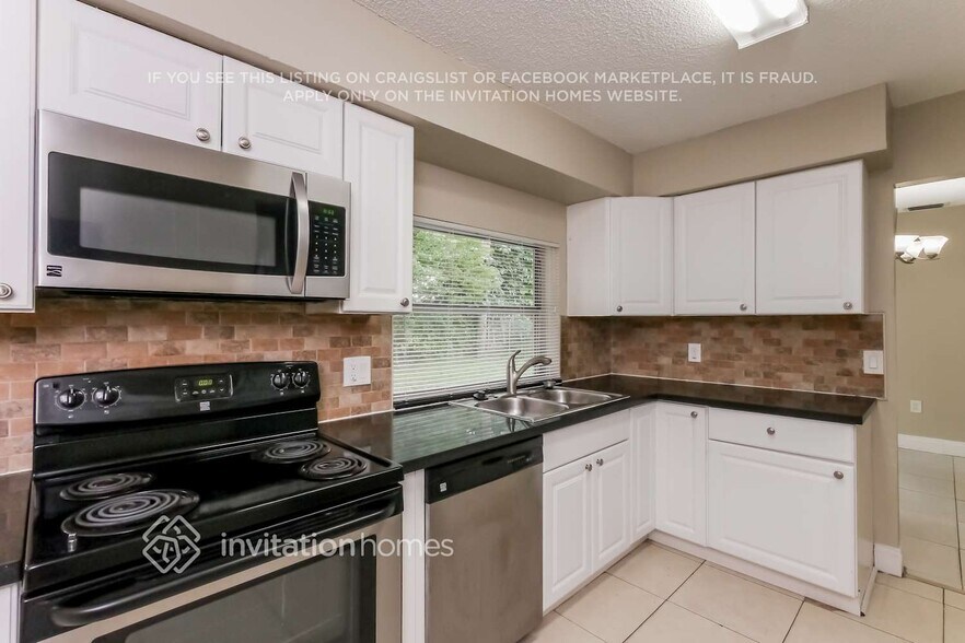 Building Photo - 8744 Southampton Dr