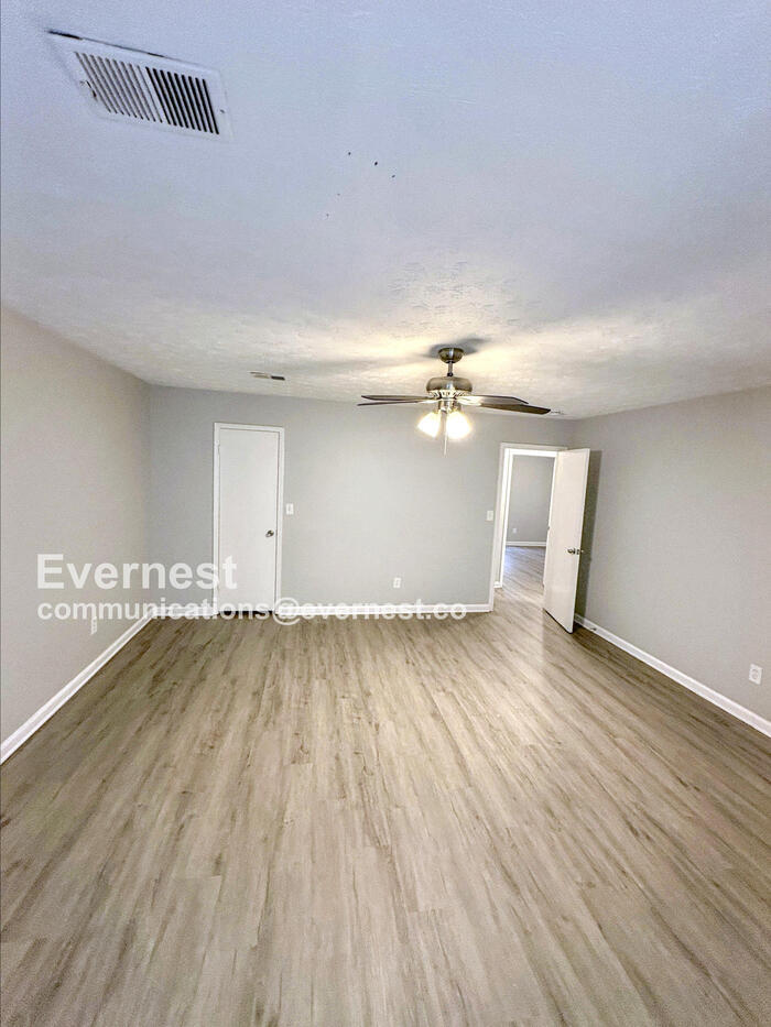 Building Photo - 8572 Glenwoods Dr