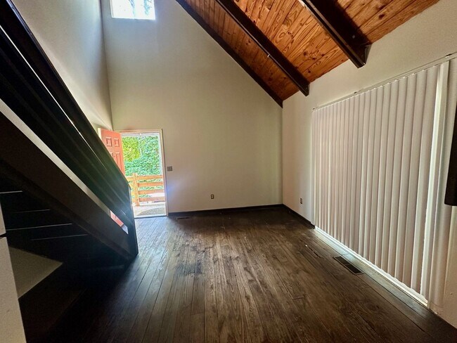 Building Photo - 400 Lindsay Rd