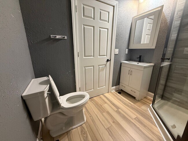 Building Photo - 226 Ferry St