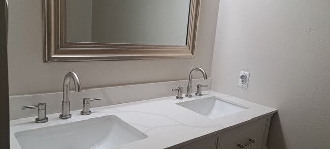 Building Photo - 2806 S Mill Ave