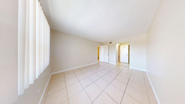 Building Photo - 2BD/2BA Condo in West Palm Beach!!