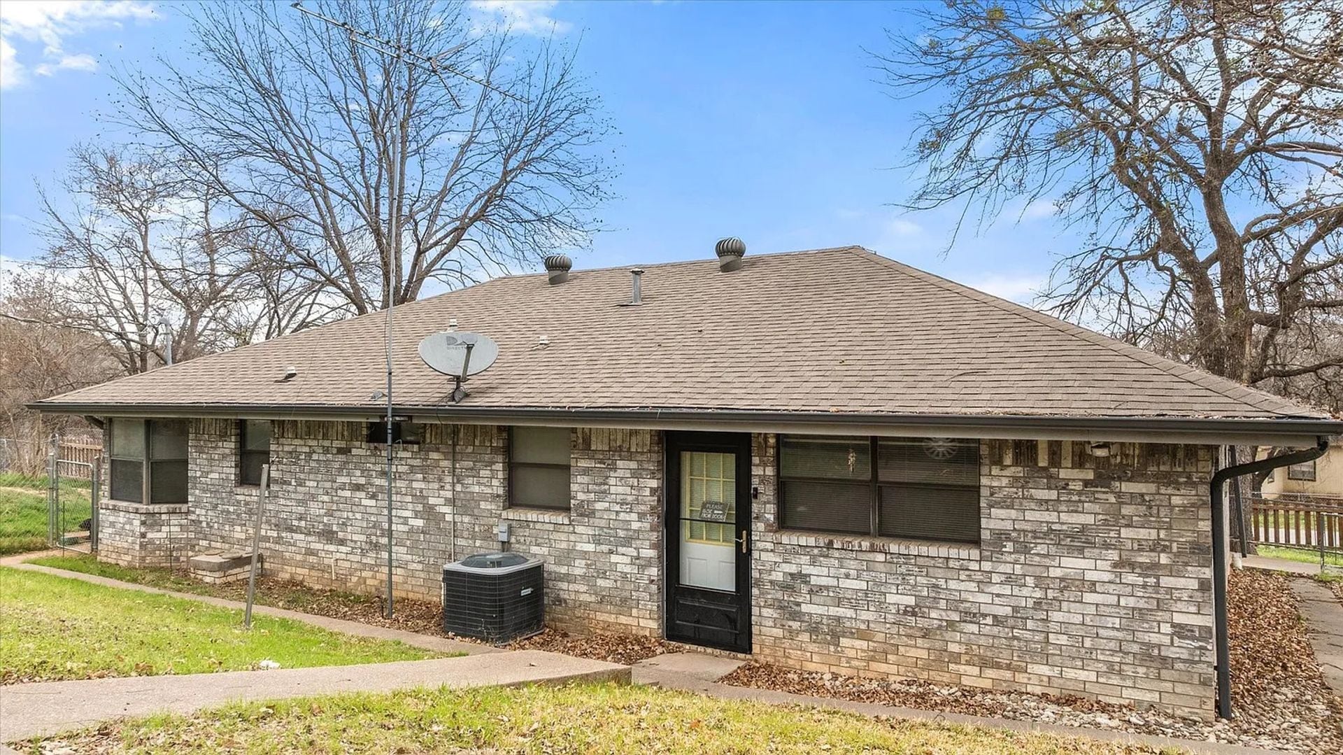 Building Photo - 2708 Cedarhill St