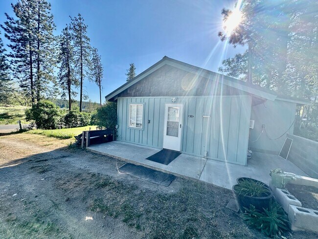 Building Photo - Charming 1 bed 1 bath Long Lake Cabin Retreat