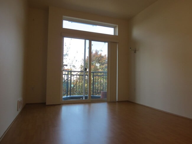 Building Photo - Incredible 1bed/1bath Condo Ideally Located in Belltown!