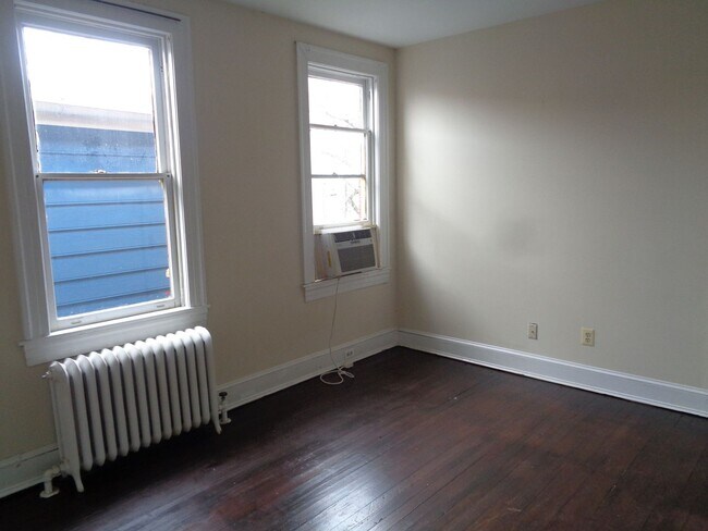 Building Photo - 3403 Bank St