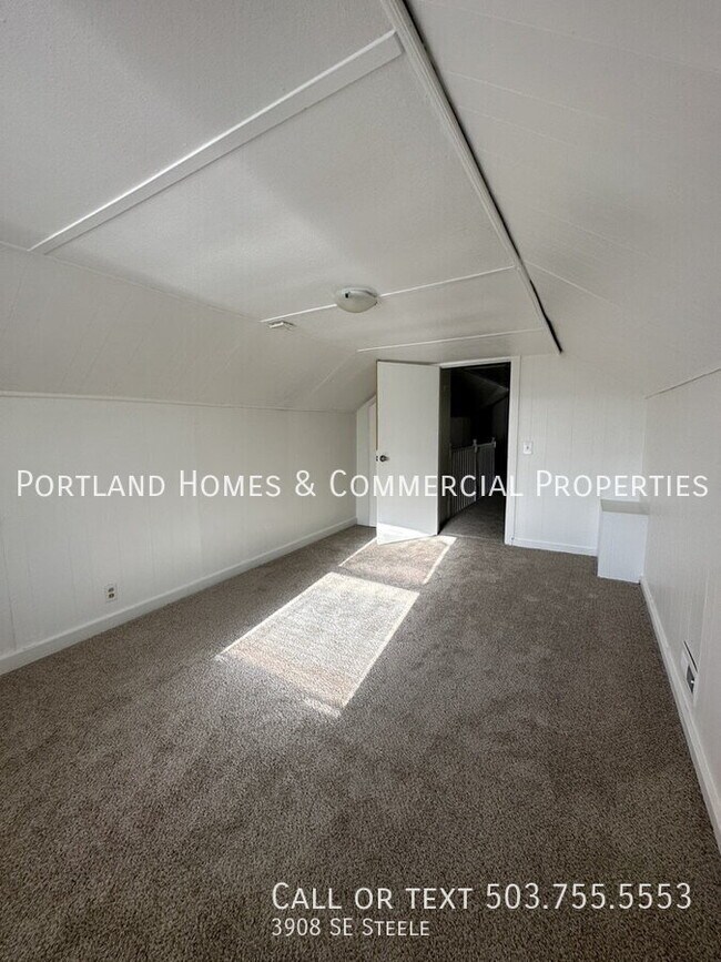 Building Photo - 3908 SE Steele-