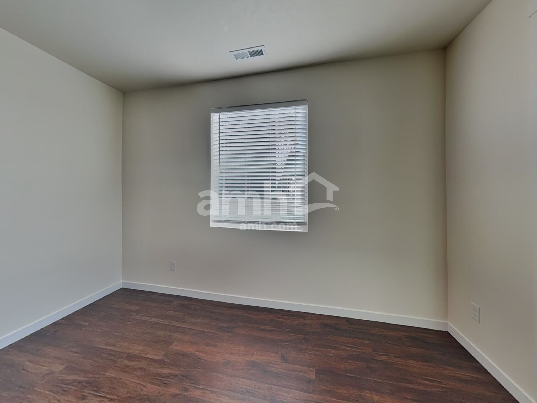 Building Photo - 1487 N Barkvine Ave