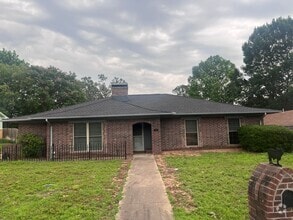 Building Photo - Brick 3/2/2 in Nice Denison Neighborhood O...
