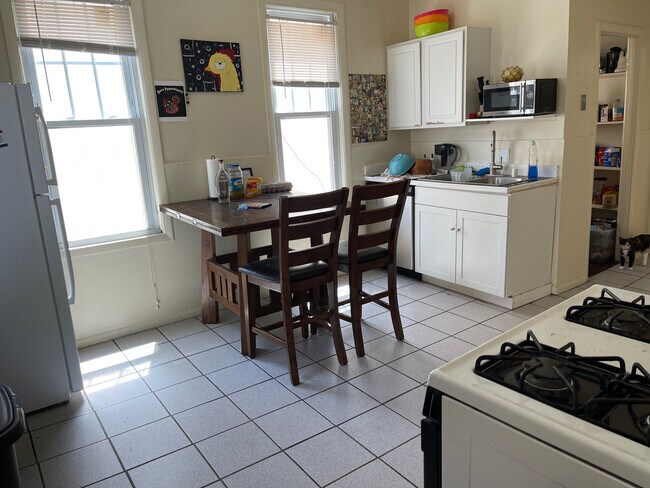 Kitchen - 2488 N Bartlett Ave