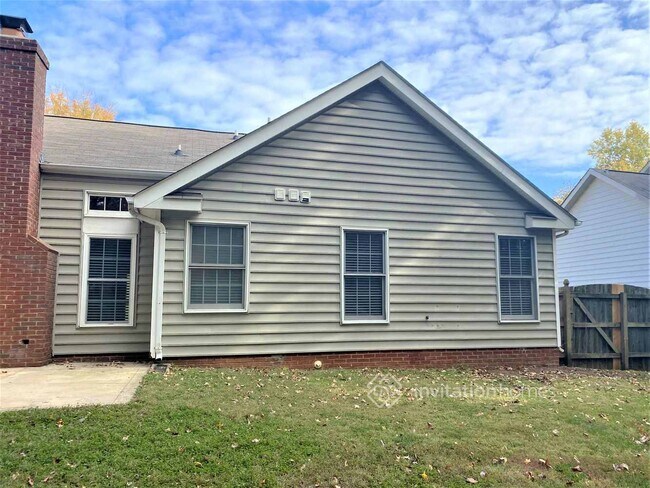 Building Photo - 12300 Woodbend Dr
