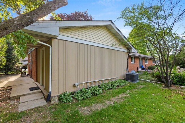 Building Photo - 605 Lill St