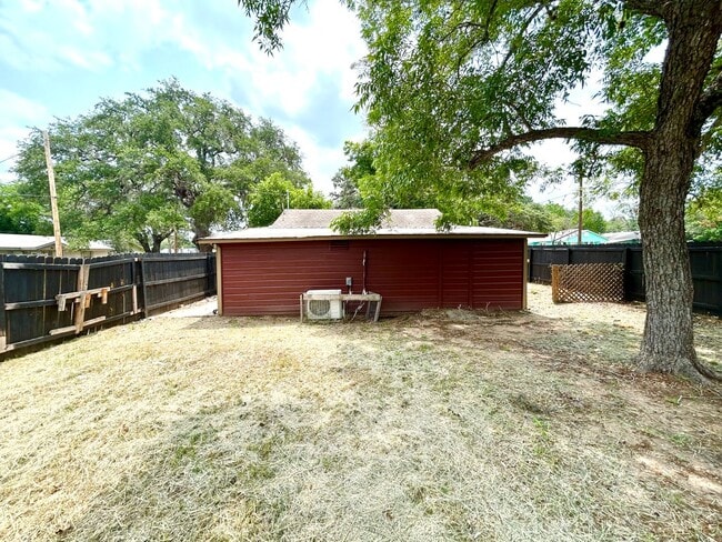 Building Photo - *COMING SOON* Corner Lot 3 Bedroom / 1.5 Bath Home In Pleasanton TX.