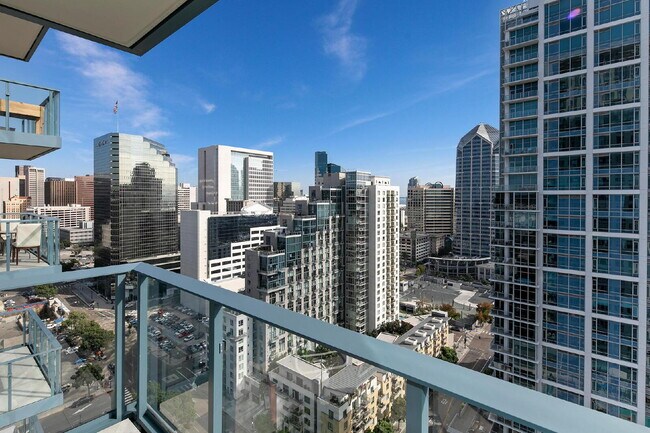 Building Photo - "Stunning 2-Bed, 2-Bath Urban Retreat with 1161 Sq Ft of Comfort in Downtown San Diego!"