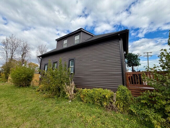 Building Photo - Fully Furnished And Updated 4 bedroom 2 bath house for Lease