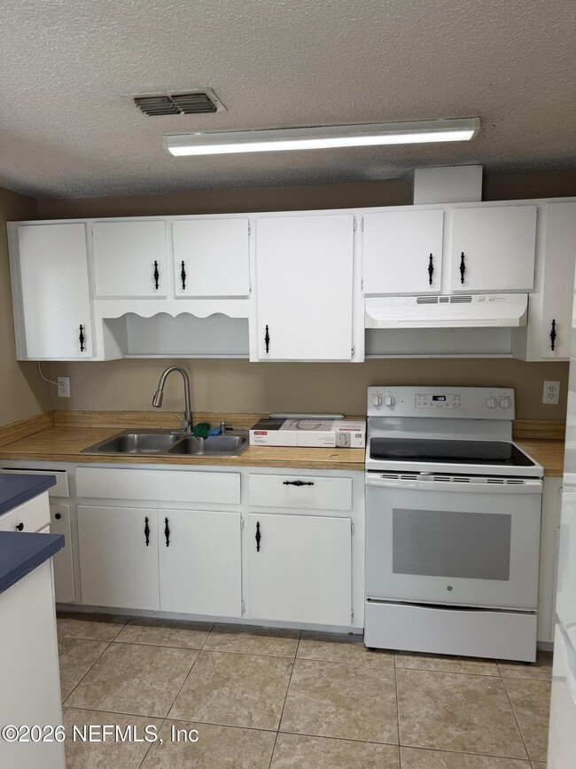 Building Photo - 1323 Solar Cir