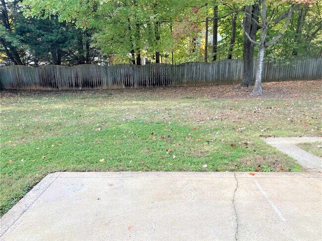 Building Photo - 12300 Woodbend Dr