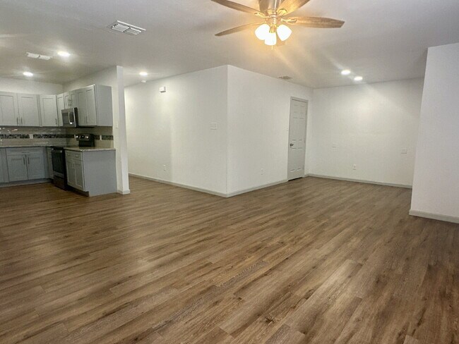 Building Photo - Modern 3/2!