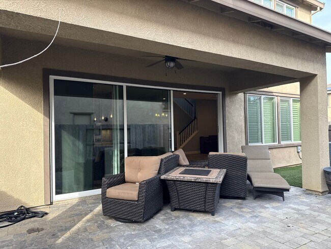 Building Photo - 4 Bed 3 Bath $75k in Upgrades!!!!