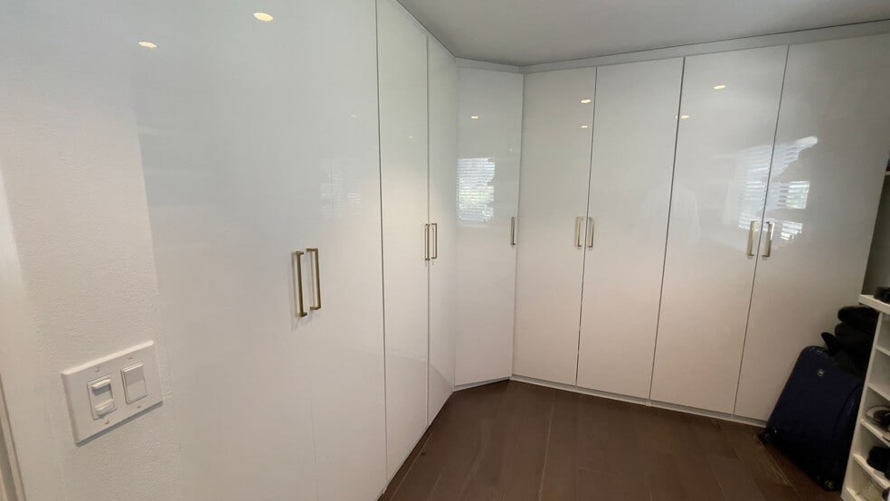 Building Photo - Live in the 90210! Stunning Modern Newly Renovated 2 Bedroom plus bonus room home in Beverly Hills!
