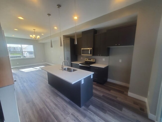 Building Photo - Beautiful and Updated 2BR Townhome With At...