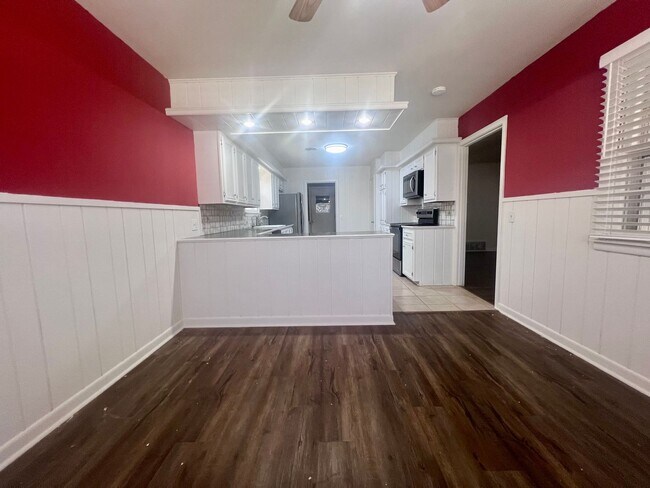 Building Photo - Stunning Large 3 Bedroom Home!