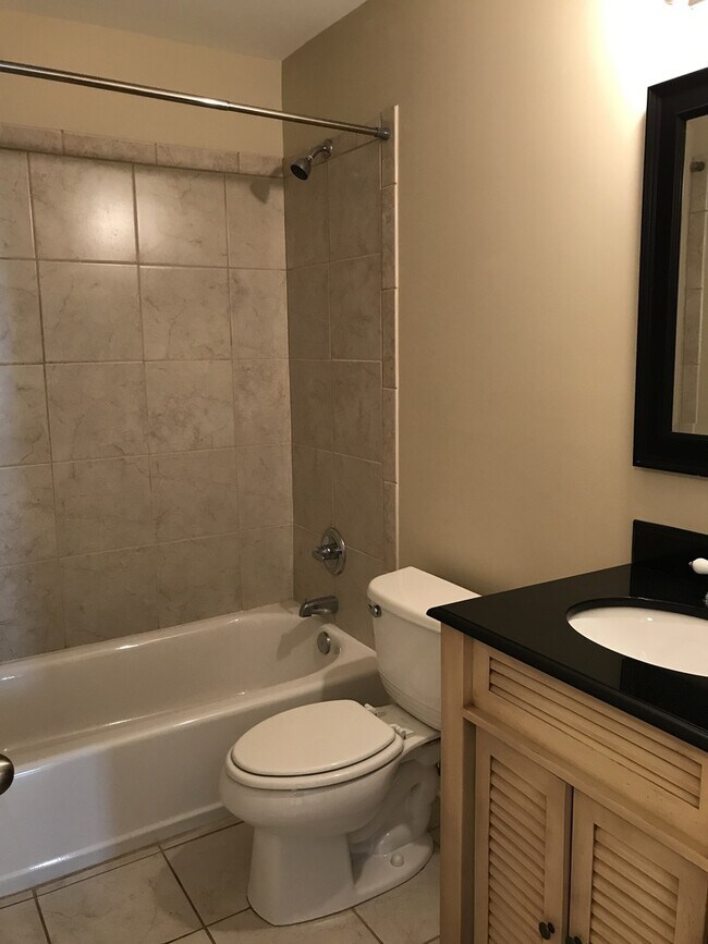 Building Photo - Bellevue Townhome 4 bedrooms 3 full baths