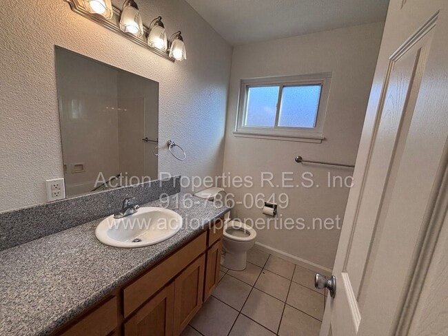 Building Photo - Central Roseville, Close to Shopping and Parks, 3 Bedroom 2 Bathrooms, 1536sq feet