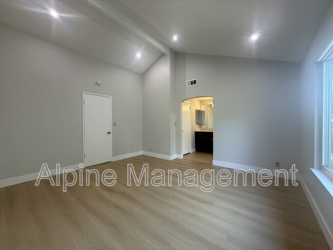 Building Photo - 560 Palo Alto Pl