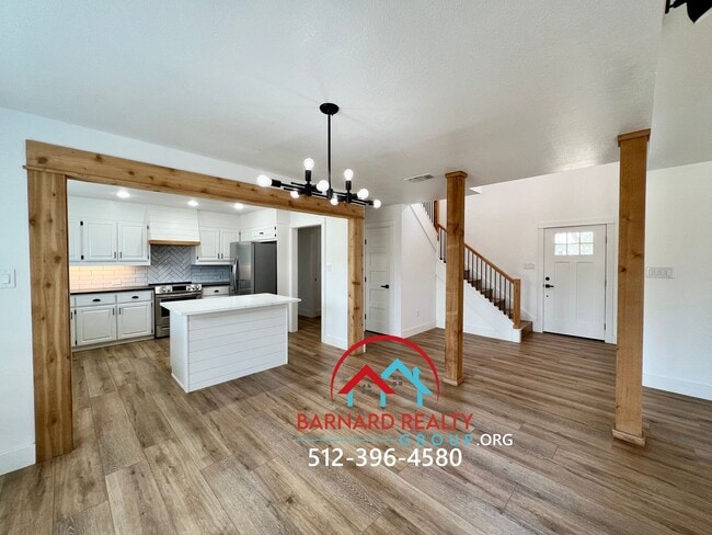 Building Photo - Country Living At It's Finest!