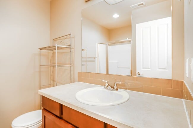 Building Photo - Bright and inviting townhome located in a charming community in Mountlake Terrace.