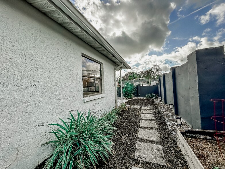 Building Photo - 1847 Shore Acres Blvd NE