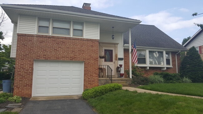 Building Photo - 2406 Lasalle Dr