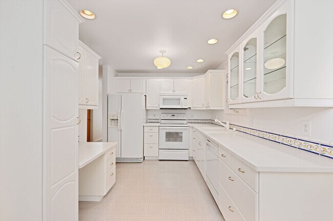 Building Photo - Spacious 4BR/2 BA Home in Quiet North-End ...