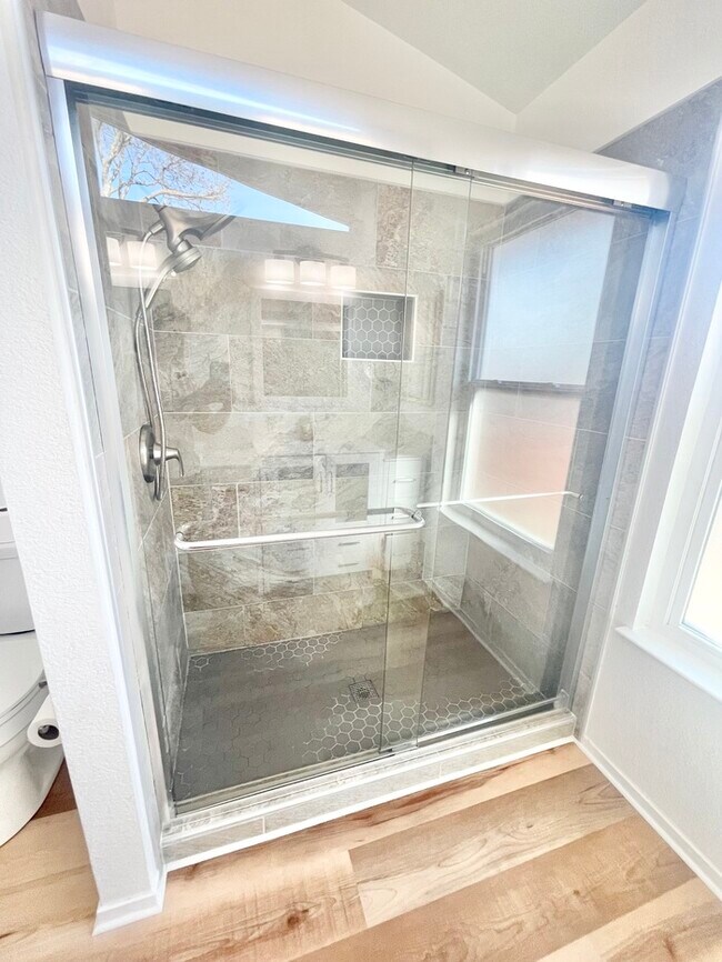 Building Photo - Stunning newly remodeled 3 bedroom 2 bathroom home!