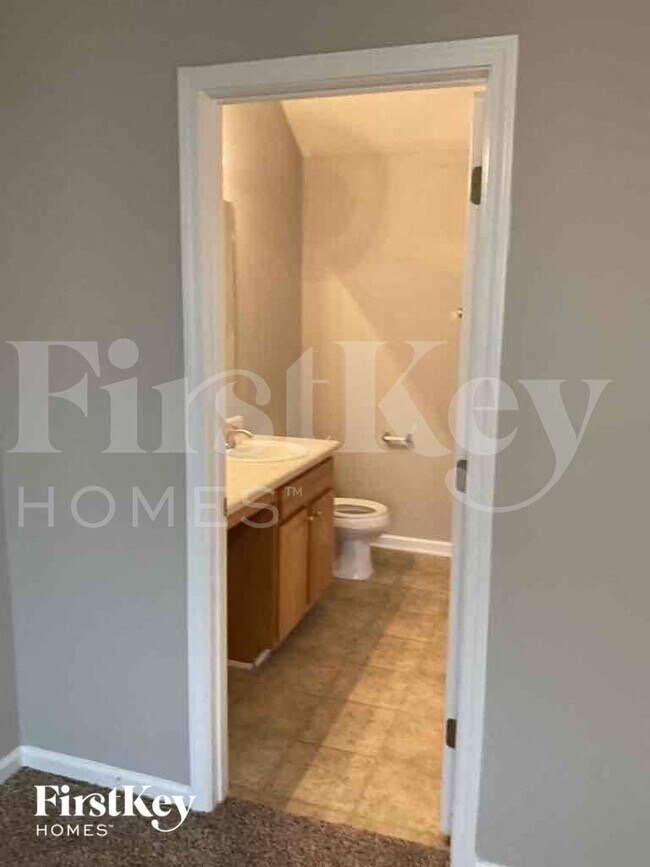 Building Photo - 2631 S Hills