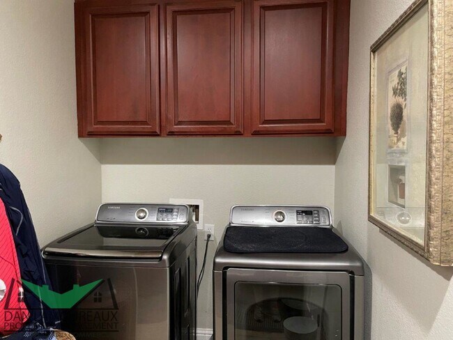 Building Photo - Executive Home in Gated Community Wildwings