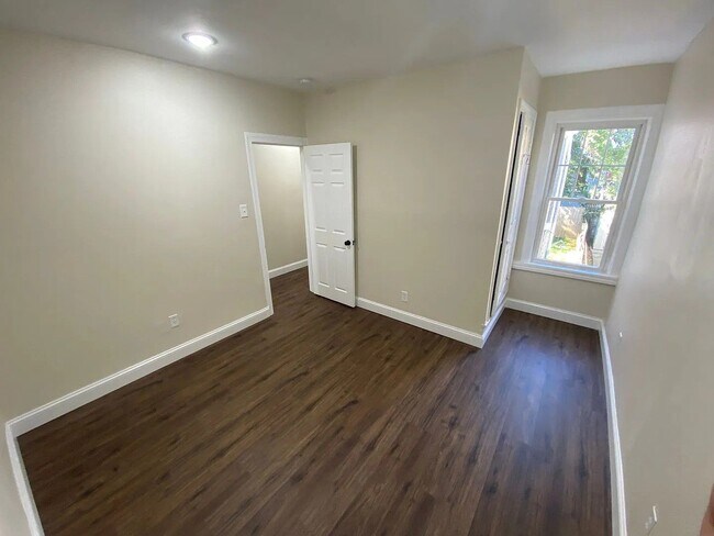 Building Photo - 445 Manor St