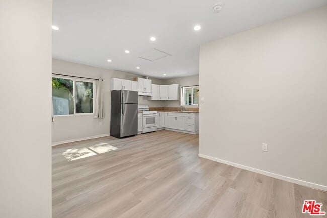 Building Photo - 15328 Vose St