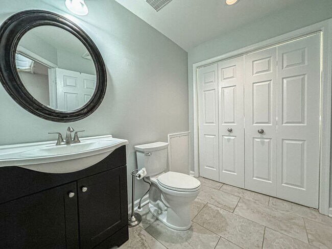Building Photo - Fantastic 2 Bed 2.5 Bath Condo With A Spac...