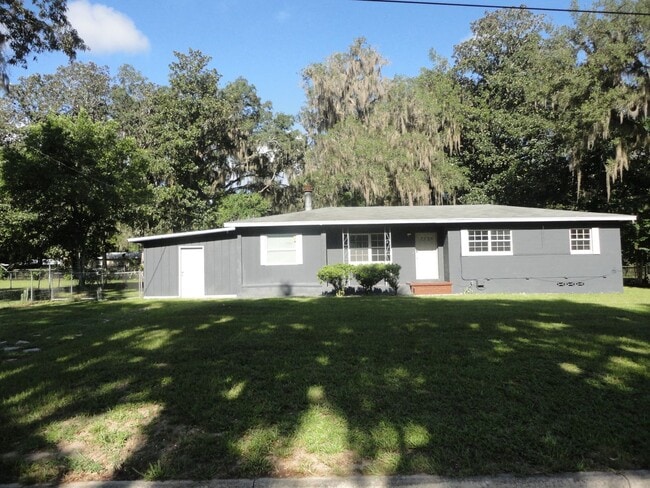 Primary Photo - Nice 4 bedroom/2 Bathroom home