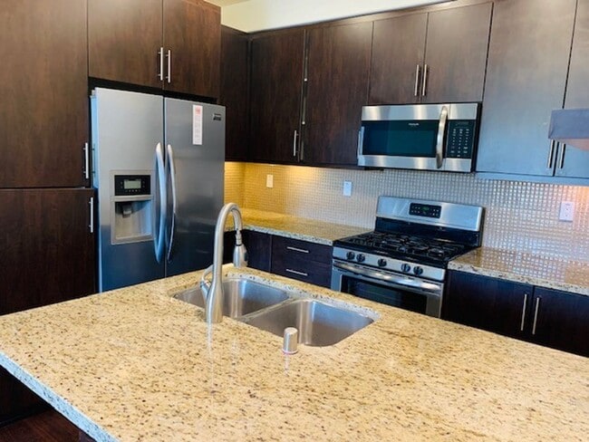 Building Photo - Beautiful & Spacious 3/3 In the Solaire Co...