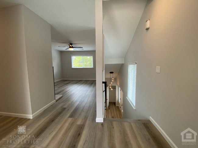 Building Photo - 2BD/2BA Upstairs Duplex with Garage